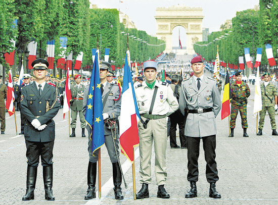 7月14日,在法国首都巴黎举行的法国国庆日庆典上,士兵手持法国国旗