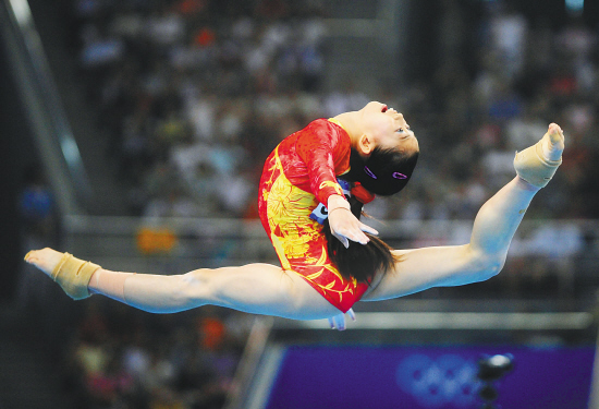 昨日,在北京奥运会体操女子资格赛中,中国队在首场比赛中以总分