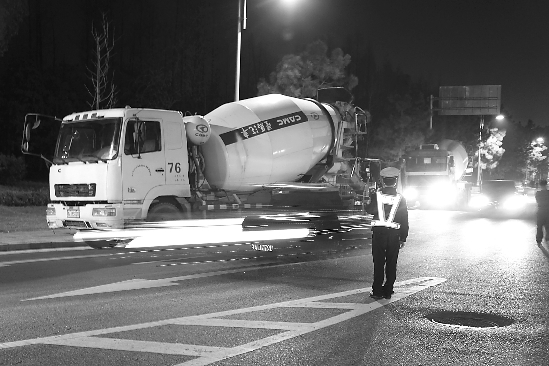 交警夜查工程车.