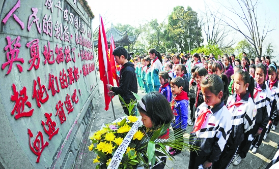 3月30日,玉环县外来民工子弟小学师生来到玉环烈士陵园,祭扫烈士墓.