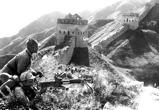 中国人民为世界反法西斯战争作出了巨大贡献,这是战斗在古长城的八路