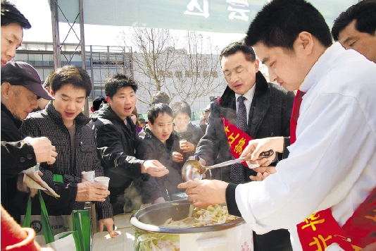 浙江的笋烧肉吸引天津市民纷纷尝鲜 刘元斌 摄