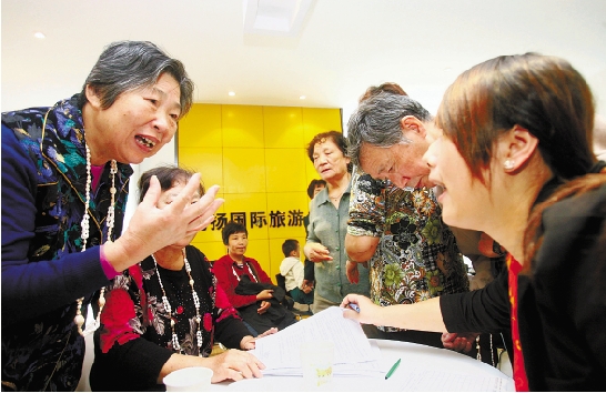 宁波市的老年旅游专职顾问在为老人们提供咨询服务. 视野网供图