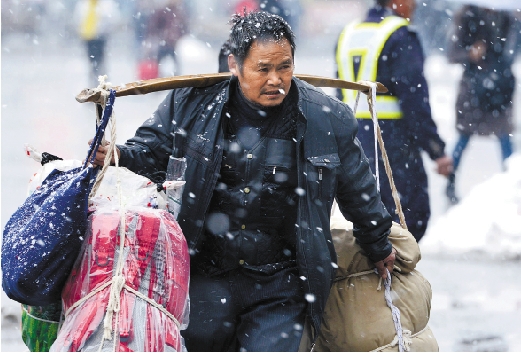 1月4日上午,宁波火车东站上,许多旅客踏上风雪回家路.