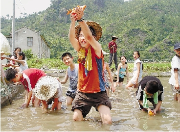 孩子们在这里体验"下田摸鱼".