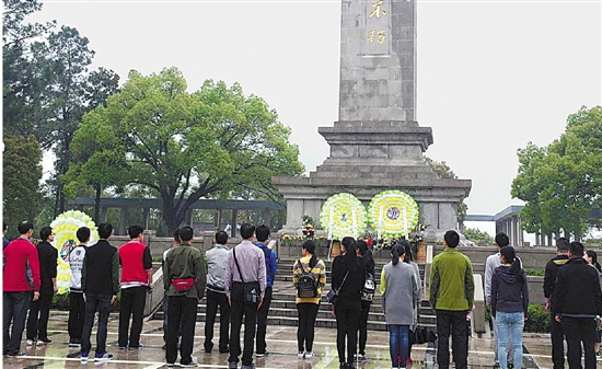 4月3日,群众冒雨前来四明山革命烈士纪念碑祭扫. 夏国元 摄