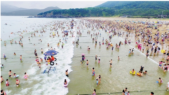 舟山朱家尖南沙海滨浴场,万名游客在海滩上游泳逐浪.