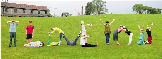 湘湖风景区,一群游客用身体摆出i love you的造型拍照.