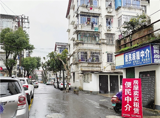 绍兴越城区塔山街道蜂场姜家园小区里有多家房屋中介机构.