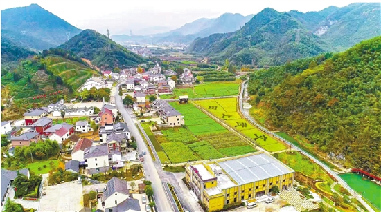 建设中的"文武上田"村落景区.