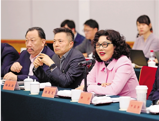 12月26日下午，民营企业家就省委经济工作会议进行分组讨论。
