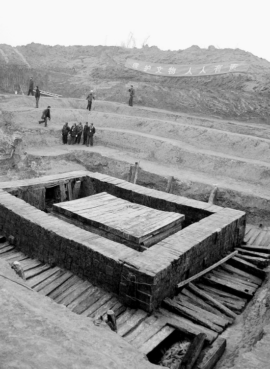 已经揭开封土的大墓.