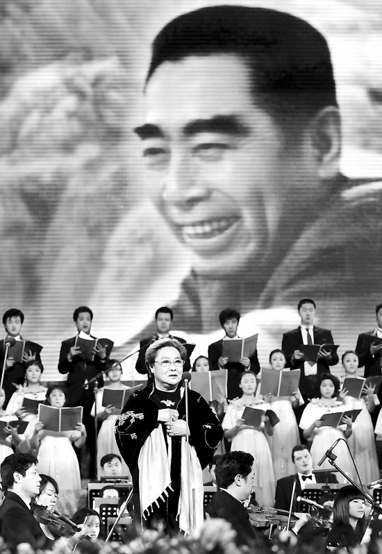 图为郭兰英在演唱"绣金匾".新华社发