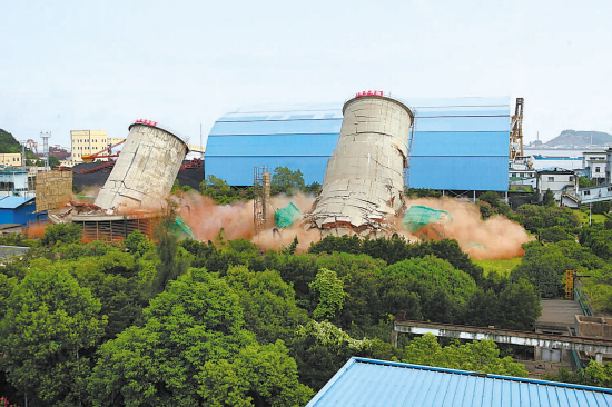 台州发电厂1号,2号冷却塔成功爆破瞬间. 吴力 陈敢 摄
