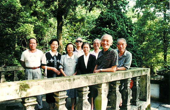 自左至右:冀汸,薛如茵,殷蓉仙,绿原,吴仲华,何满子,曾卓,邹荻帆.