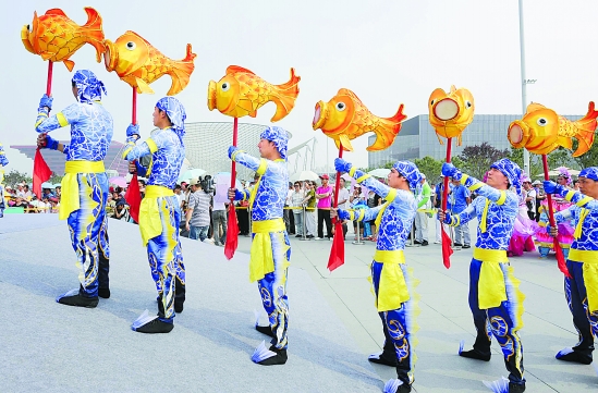青田鱼灯表演.本报记者 梁臻 李震宇 胡元勇 摄