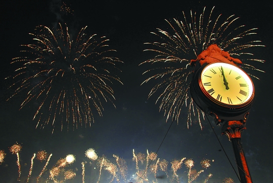 ②在罗马尼亚首都布加勒斯特宪法广场,时钟指向零点,显示2011年
