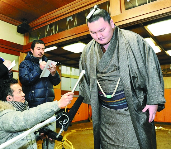 2月9日,上图为白鹏在新闻发布会上鞠躬道歉.