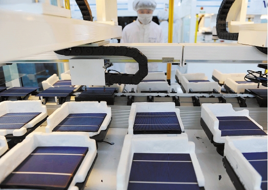 杭州,浙江正泰太阳能科技有限公司的车间在生产光伏电池.