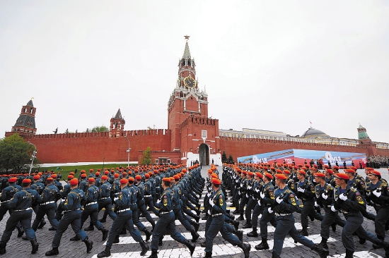 5月9日,俄罗斯士兵在首都莫斯科红场参加阅兵式