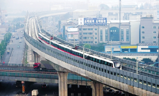 8月15日,杭州地铁一号线高架段首次进行列车上线调试