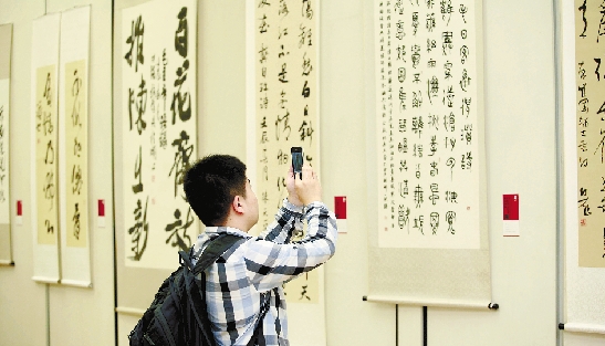 理事书法作品展在钱江新城杭州图书馆举行,市民争相欣赏书法大家作品