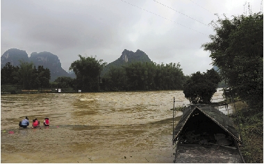 4月30日,廣西河池市羅城仫佬族自治縣小長安鎮武陽江河水猛漲.