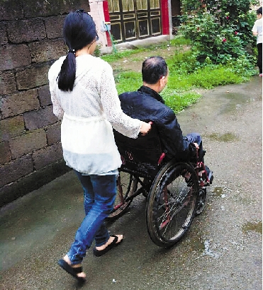 轮椅上的父亲图片