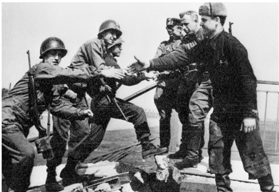 1945年4月25日,美军与苏联红军在德国托尔高附近易北河一座被破坏