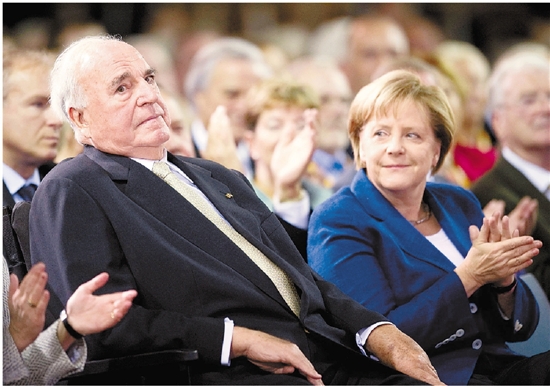 2010年10月,德国柏林,德国前总理科尔(左)与现任总理默克尔(右)